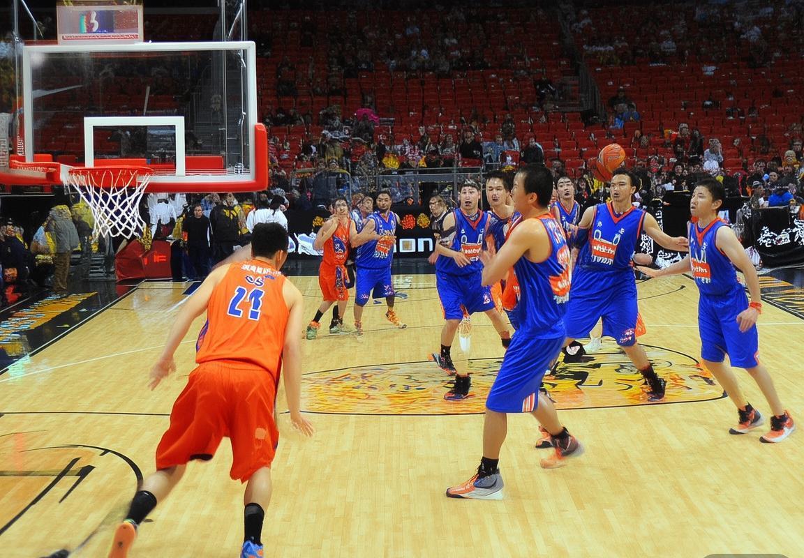 2013年CBA粤京巅峰对决：战术解析与精彩瞬间回顾(图1)